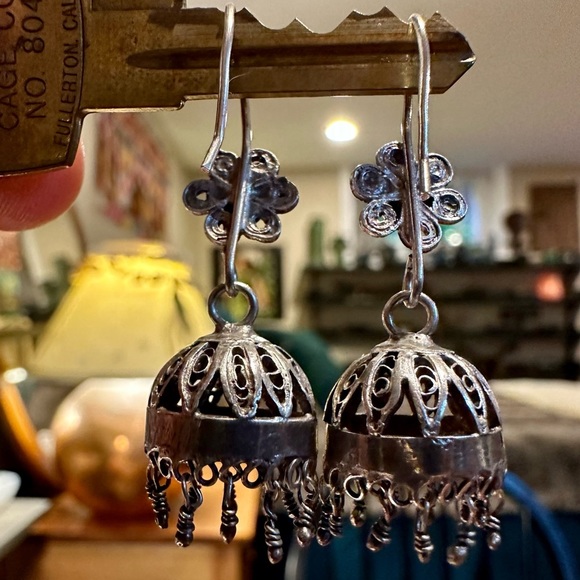 Darling sterling silver 1.5” vintage chandelier earrings w flower design. - Picture 4 of 9